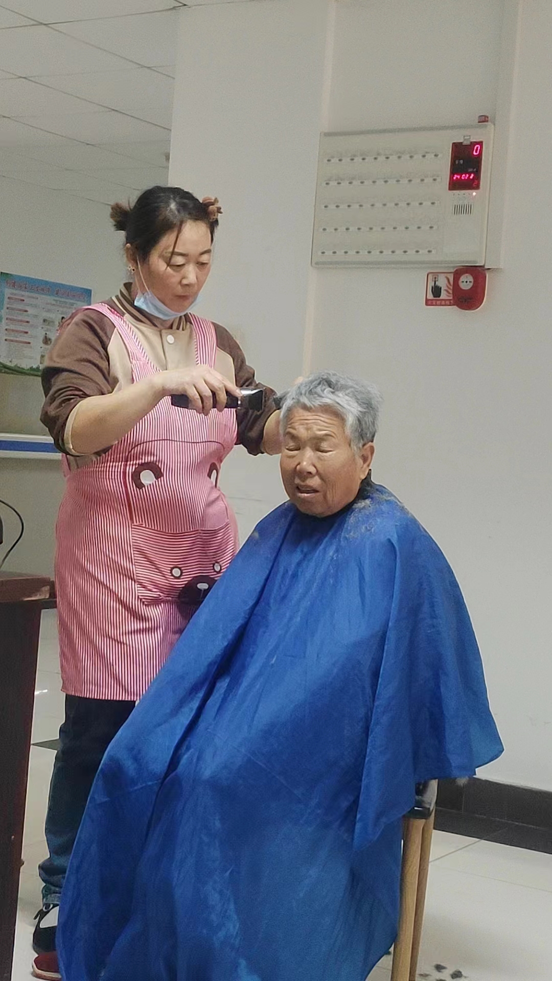 给老人理发